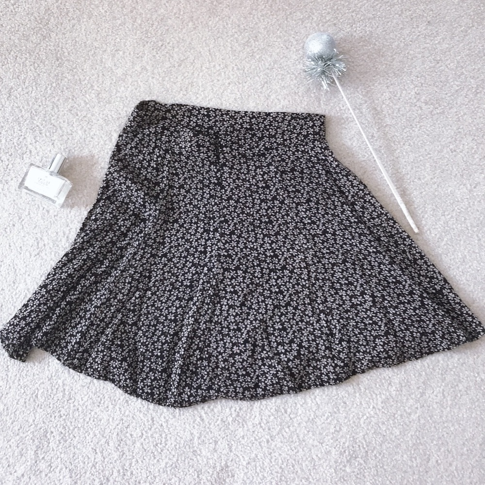 brandy melville • flower skirt - Picture 2 of 3